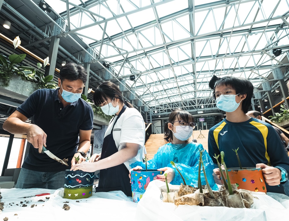 項目團隊於2022年5月至9月期間開展了為期四個月的「東涌新市鎮擴展— 紅樹種植計劃」，邀請東涌區內的小學生種植紅樹苗。透過紅樹種植計劃，參加者除了可加深對紅樹、濕地、生物多樣性以至東涌的發展項目的認識，還能親身參與建設社區。